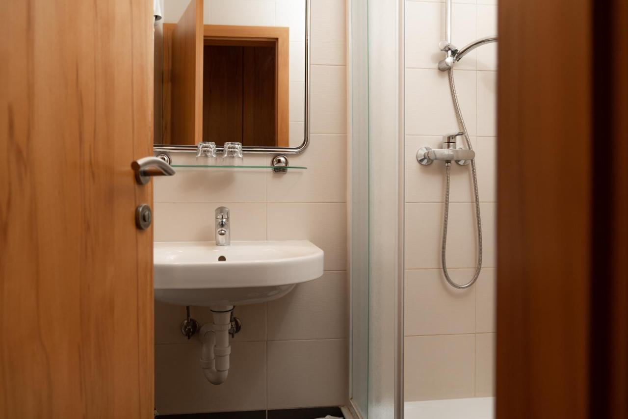 Hotel Medno Bagian luar foto